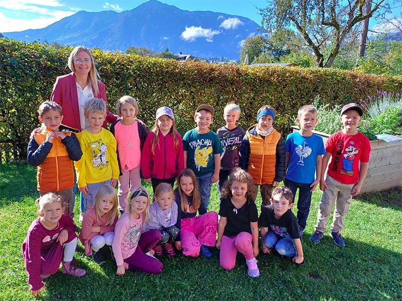 1.a. Klasse mit Klassenlehrerin Karin Gaiswinkler, BEd.