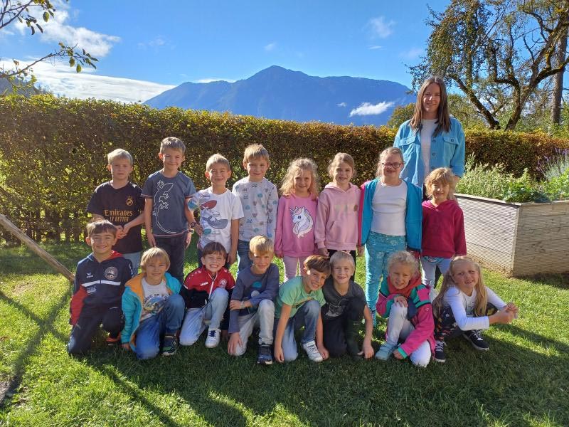 1.b. Klasse mit Klassenlehrerin Maria Reichenvater, BEd.