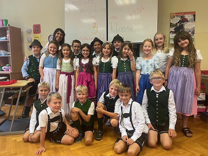 3. Klasse mit Klassenlehrerin VD Dipl. Päd. Michaela Loitzl, BEd.