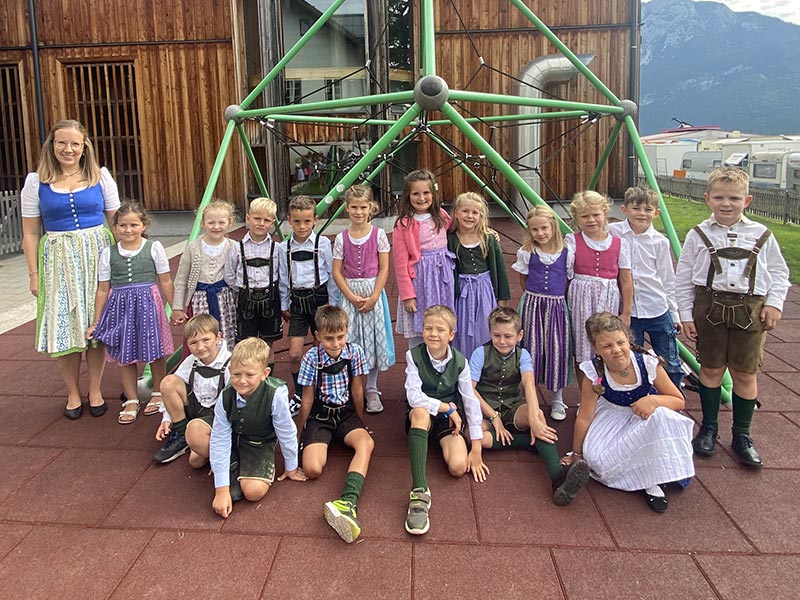 1. Klasse mit Klassenlehrerin Christina Tobisch, BEd.