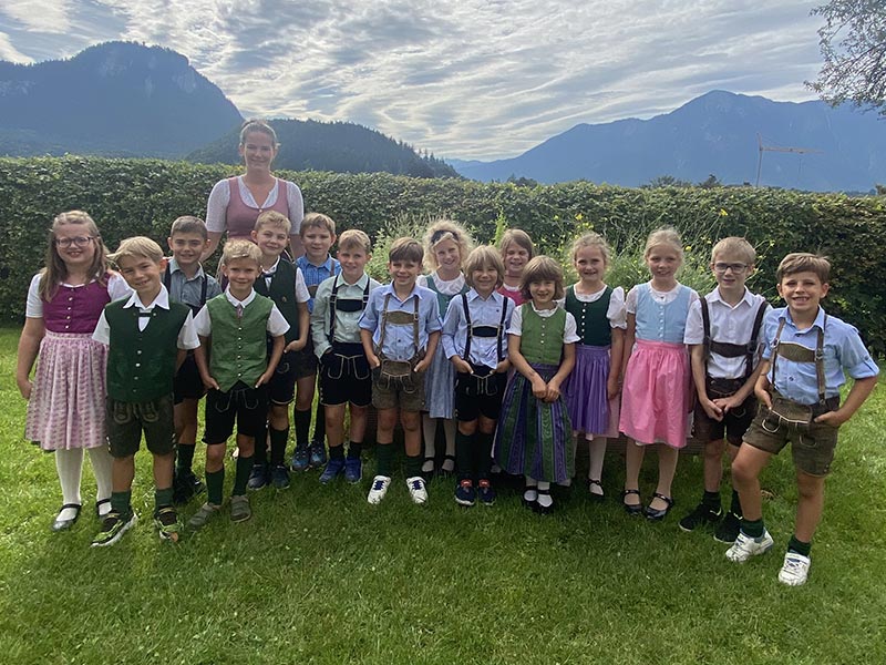 2.b. Klasse mit Klassenlehrerin Maria Reichenvater, BEd.